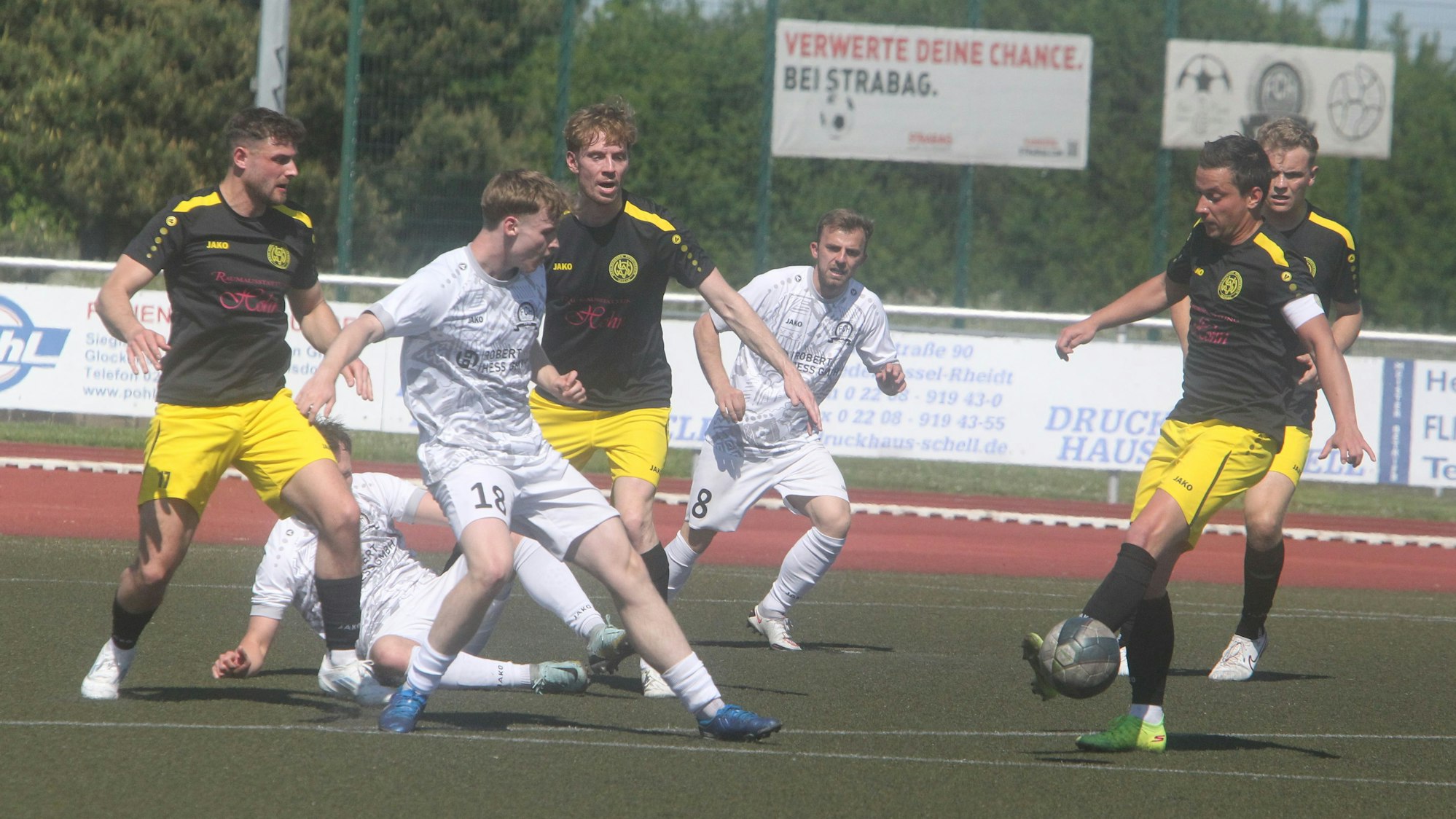 Rheidts Lars Krahe (vorne) spitzelt den Ball vor dem Wahlscheider Juri Landgraf (rechts) weg.