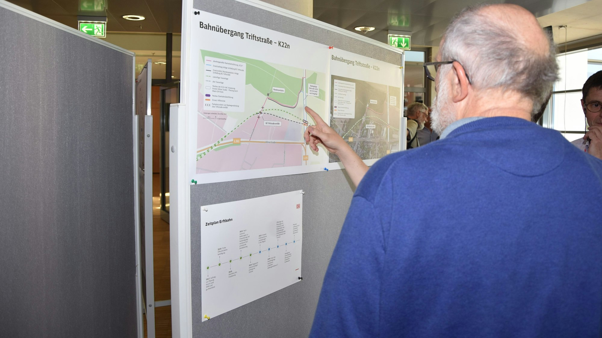 An Stellwänden konnten sich Interessierte über die geplanten Baumaßnahmen informieren und Fachleute befragen.