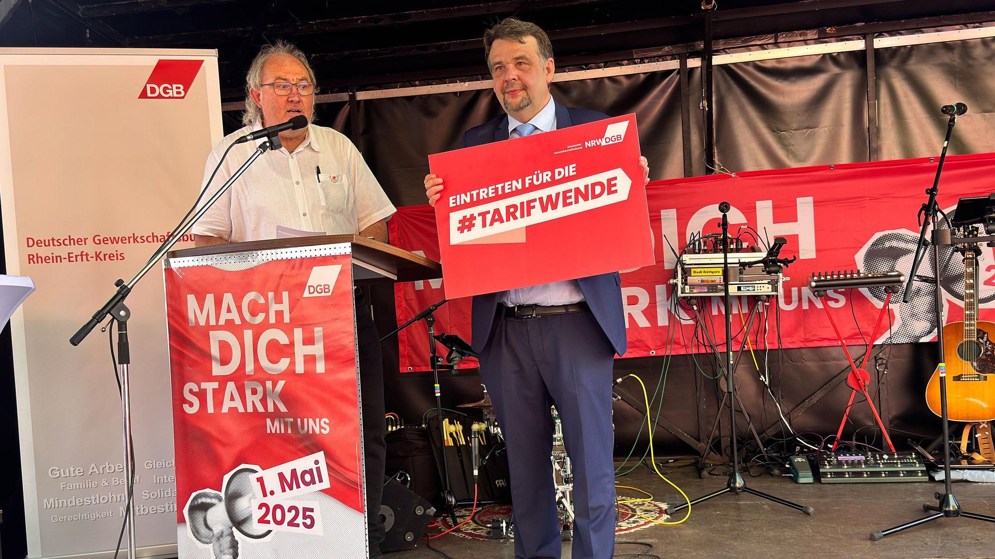 Ingo Degenhardt, DGB-Sekretär (l.), bedankte sich beim Hauptredner der Kundgebung, Dennis Radtke, EU-Parlamentarier der CDU und Chef des Arbeitnehmerflügels.