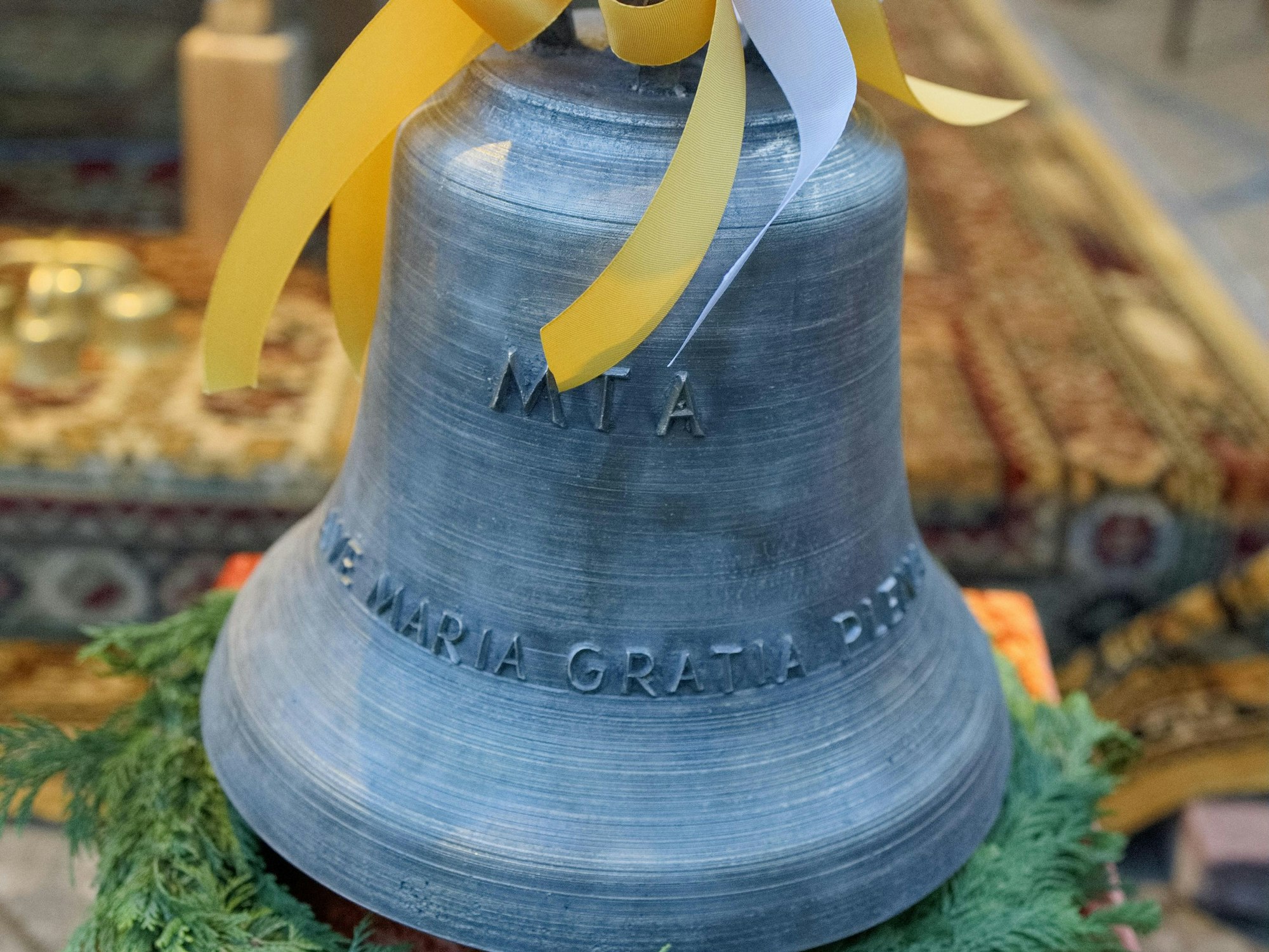 Die neue Glocke ist blau gehalten. Sie wurde mit einer gelben Schleife übergeben.