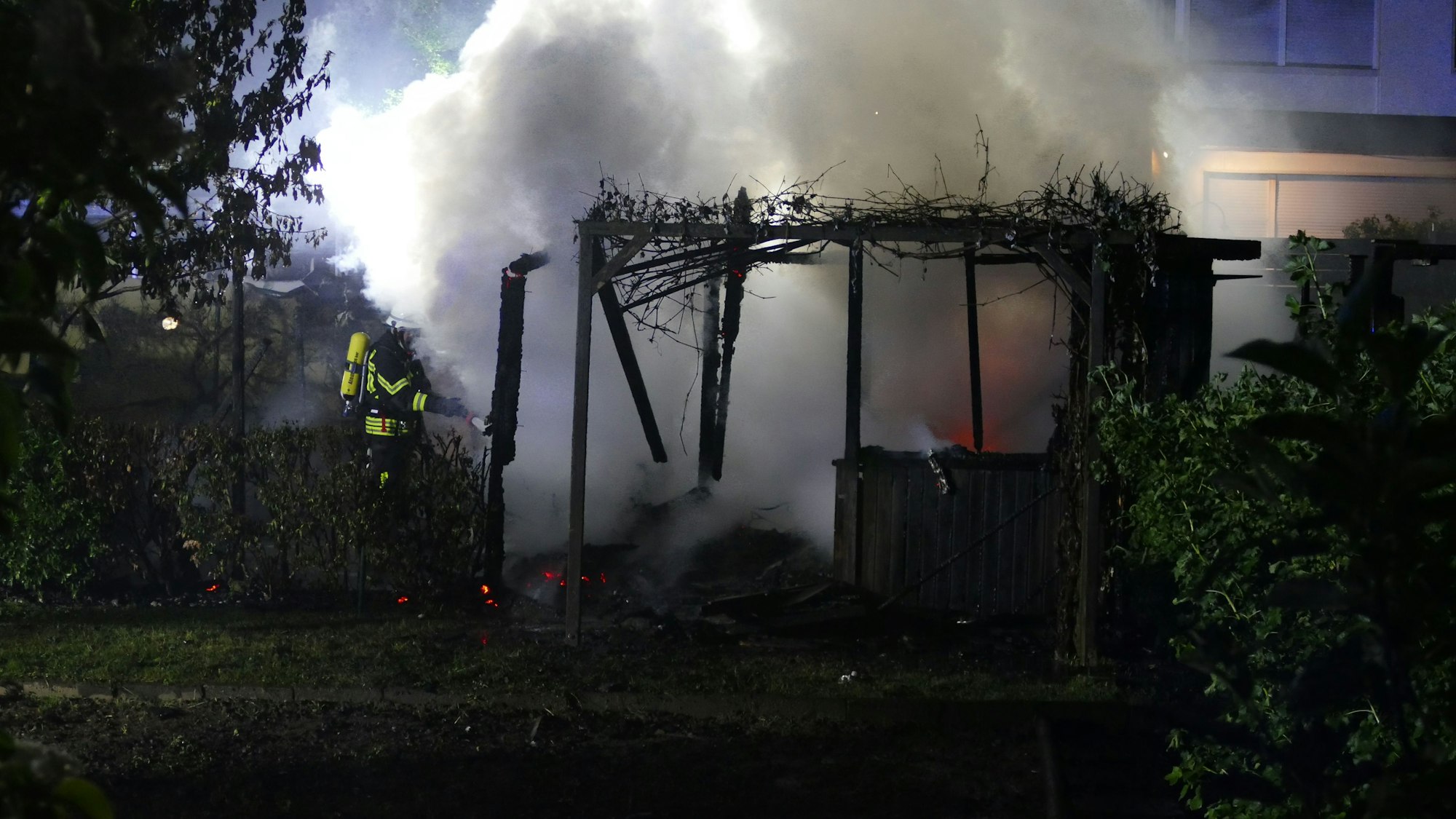 Die Hennefer Feuerwehr musste in der Nacht auf Freitag eine brennende Gartenlaube löschen.