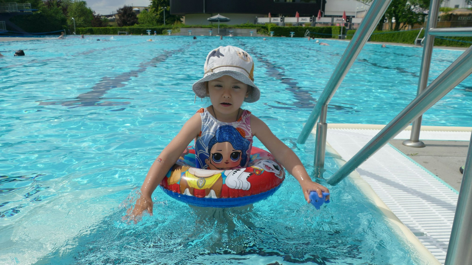Die kleine Alivia (3) plantscht im Siegburger Freibad im Schwimmerbecken - das Oktopus hat die Saison bereits eröffnet. Nur das Nichtschwimmerbecken ist reparaturbedingt noch geschlossen.