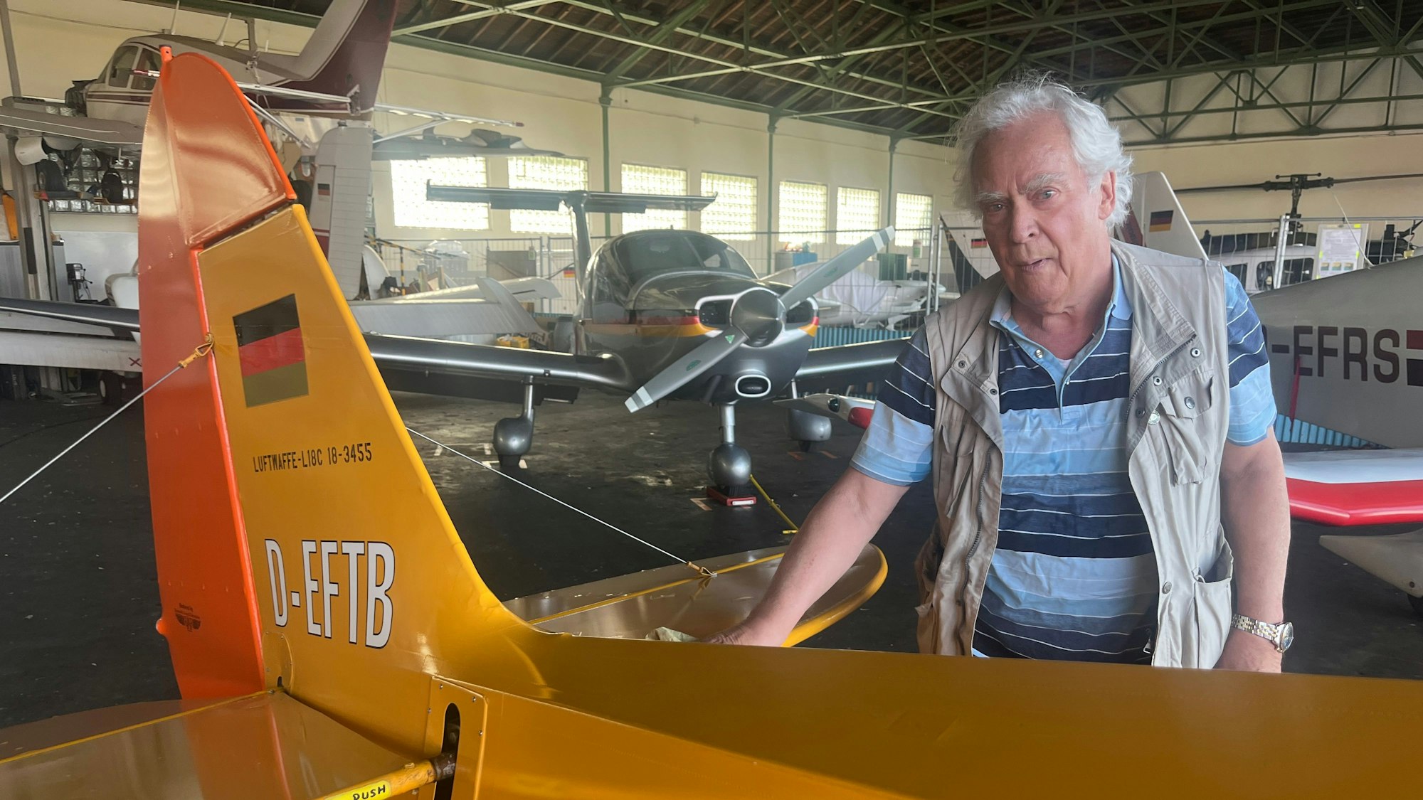 Professor Heinz-Dieter Schneider hatte mit seinem Freund Rolf Schneider den Veteranenflug organisiert, hier putzt er die Maschine nach der Landung.