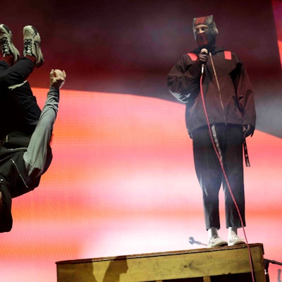 Twenty One Pilots, das sind Drummer Josh Dun (l.) und Sänger Tyler Joseph, in der Lanxess Arena.