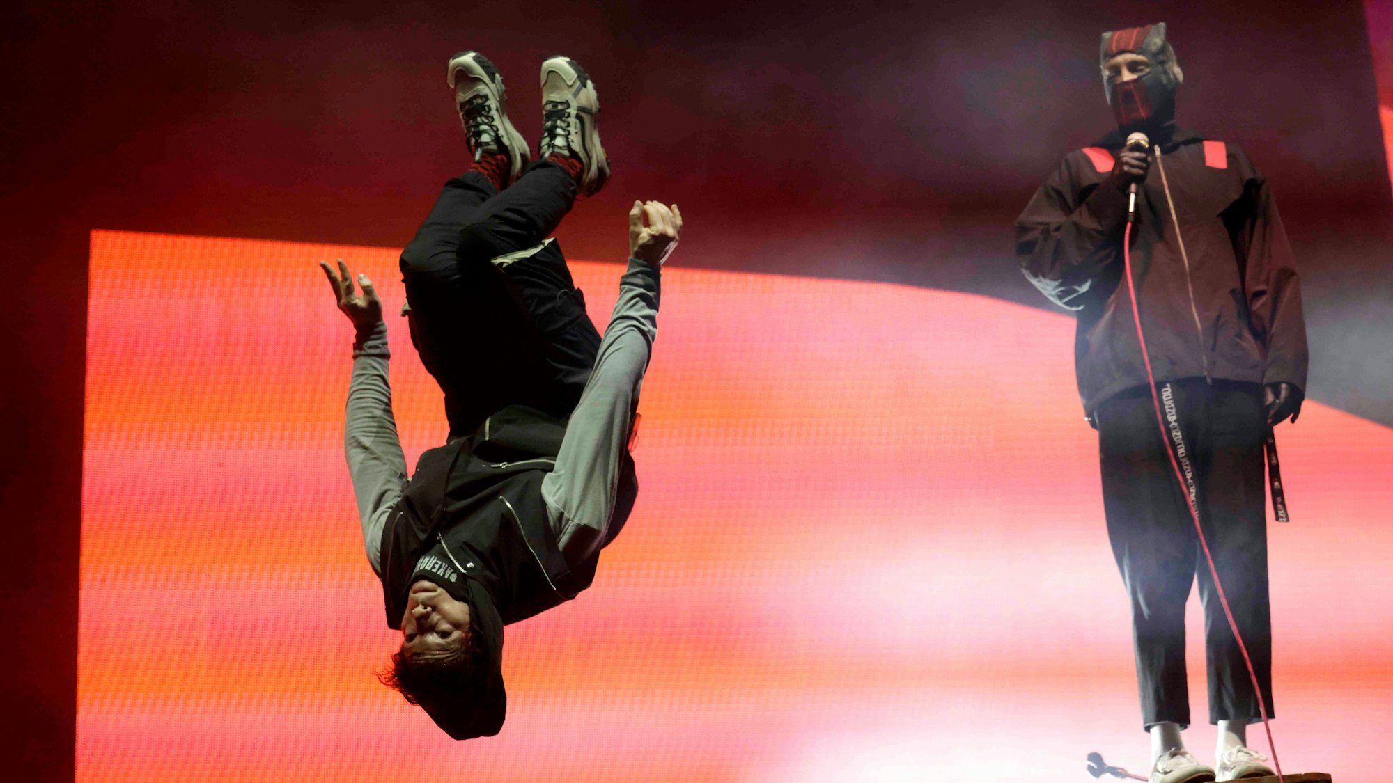 Twenty One Pilots, das sind Drummer Josh Dun (l.) und Sänger Tyler Joseph, in der Lanxess Arena.