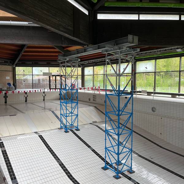 Mitten im Schwimmerbecken des Eifelbades stehen nun zwei Gerüsttürme.