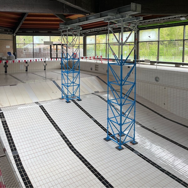Mitten im Schwimmerbecken des Eifelbades stehen nun zwei Gerüsttürme.