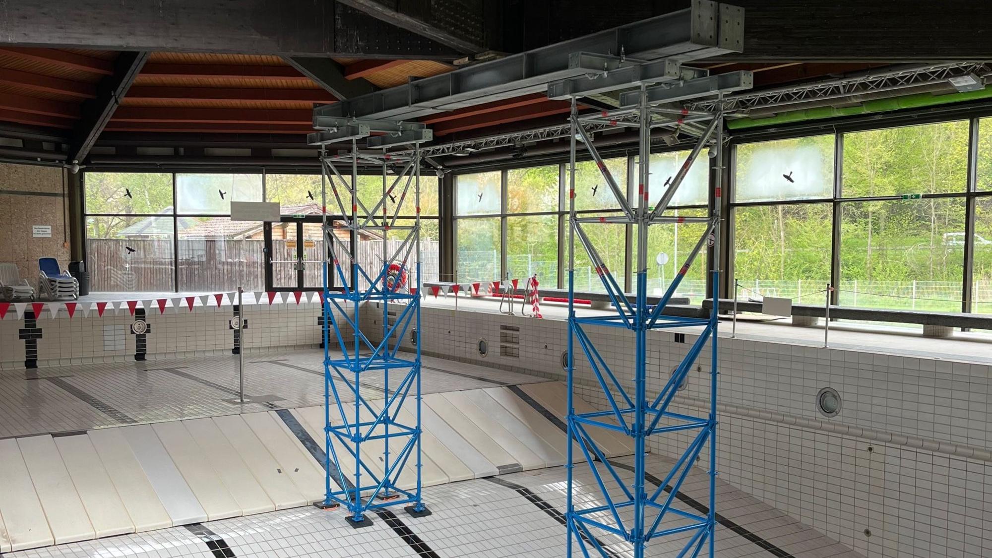 Mitten im Schwimmerbecken des Eifelbades stehen nun zwei Gerüsttürme.