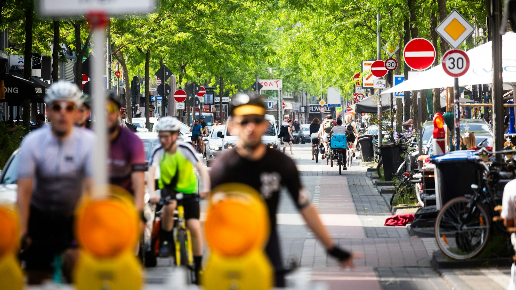 Mittlerweile ein gewohntes Bild: Radfahrende sind auf dem unteren Abschnitt der Venloer Straße deutlich in der Mehrheit.