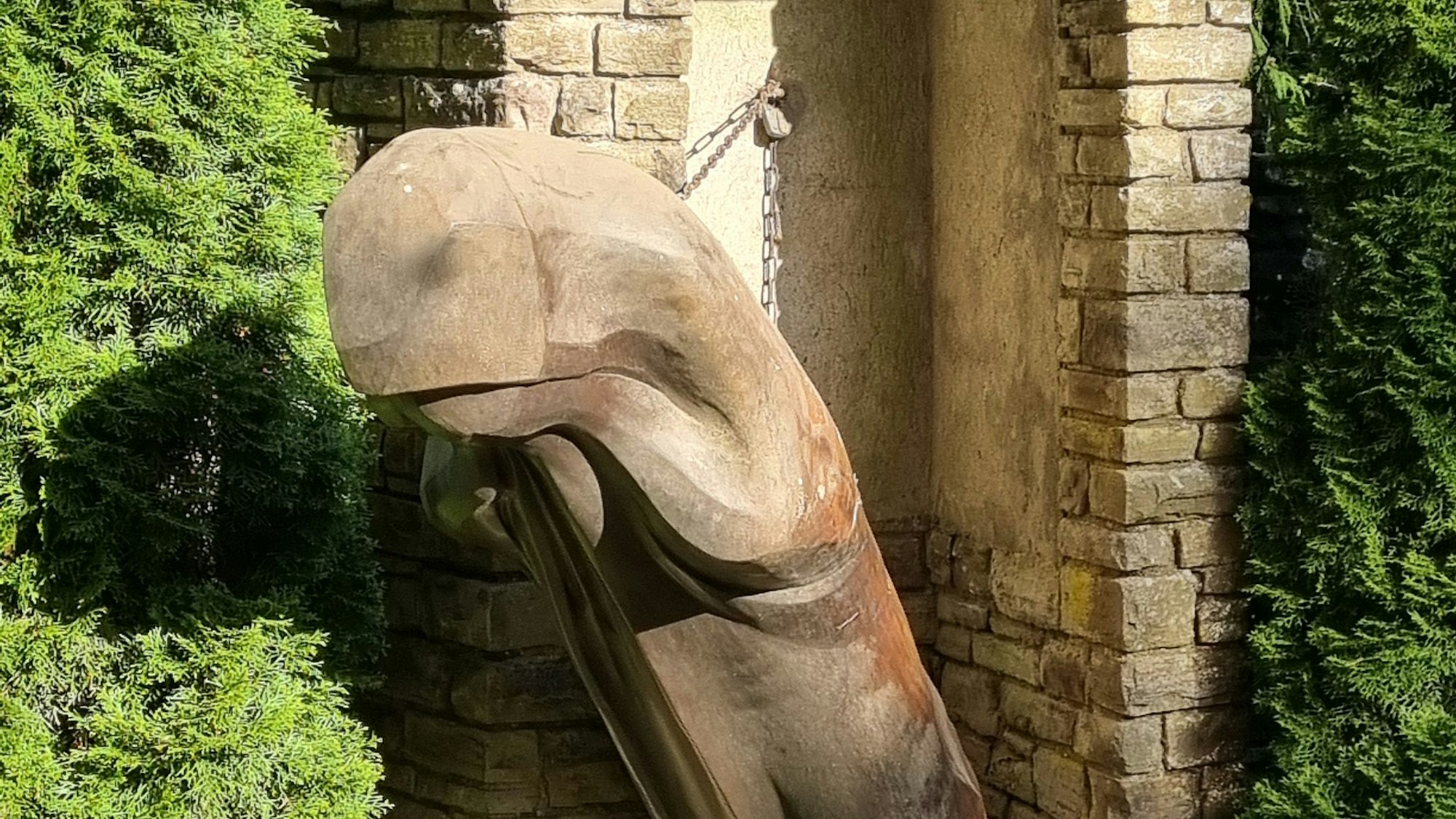 Am Grab einer Familie Eicks, vermutlich ein früherer Schreiner, wurde versucht, eine mannshohe Mutter Gottes umzureißen, die nun nur noch an einer Kette hängt.