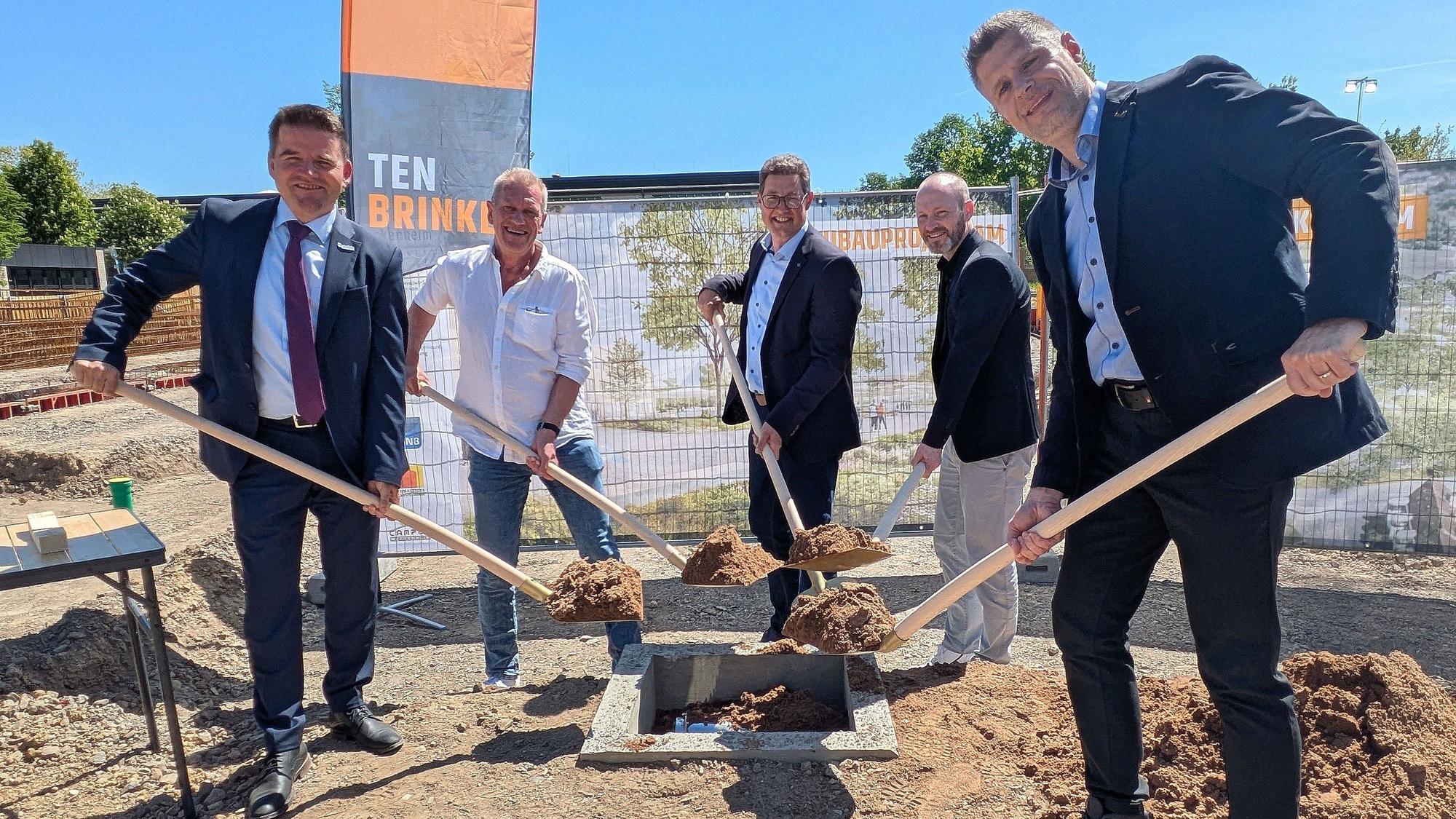 Die Grundsteinkapsel ist verlegt (von links): Holger Jung, Peter Hauck, Dirk Bahrouz, Guido Handschmann und Stefan Stolz.