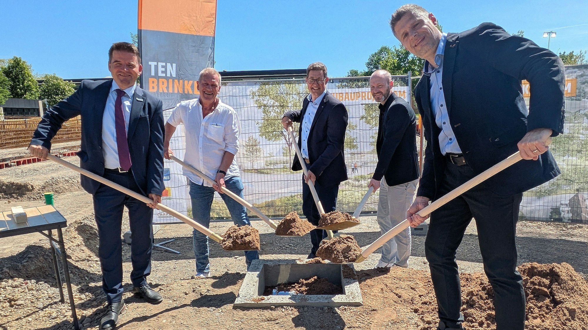 Die Grundsteinkapsel ist verlegt (von links): Holger Jung, Peter Hauck, Dirk Bahrouz, Guido Handschmann und Stefan Stolz.