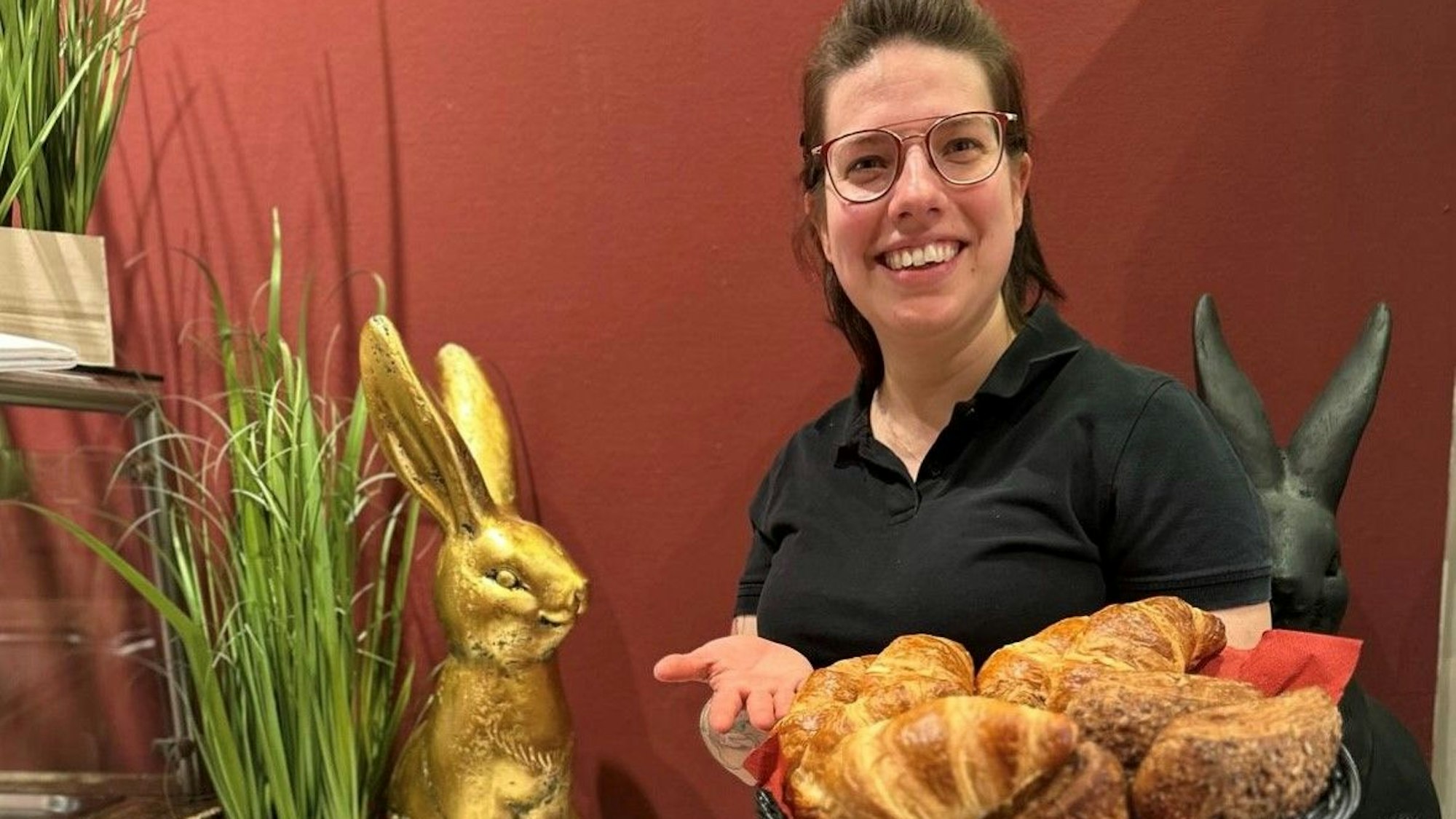 Zu sehen ist Mariam Sfar vom Café „Das Kuchenhaus“ in Frechen mit einem Korb voller Backwaren.