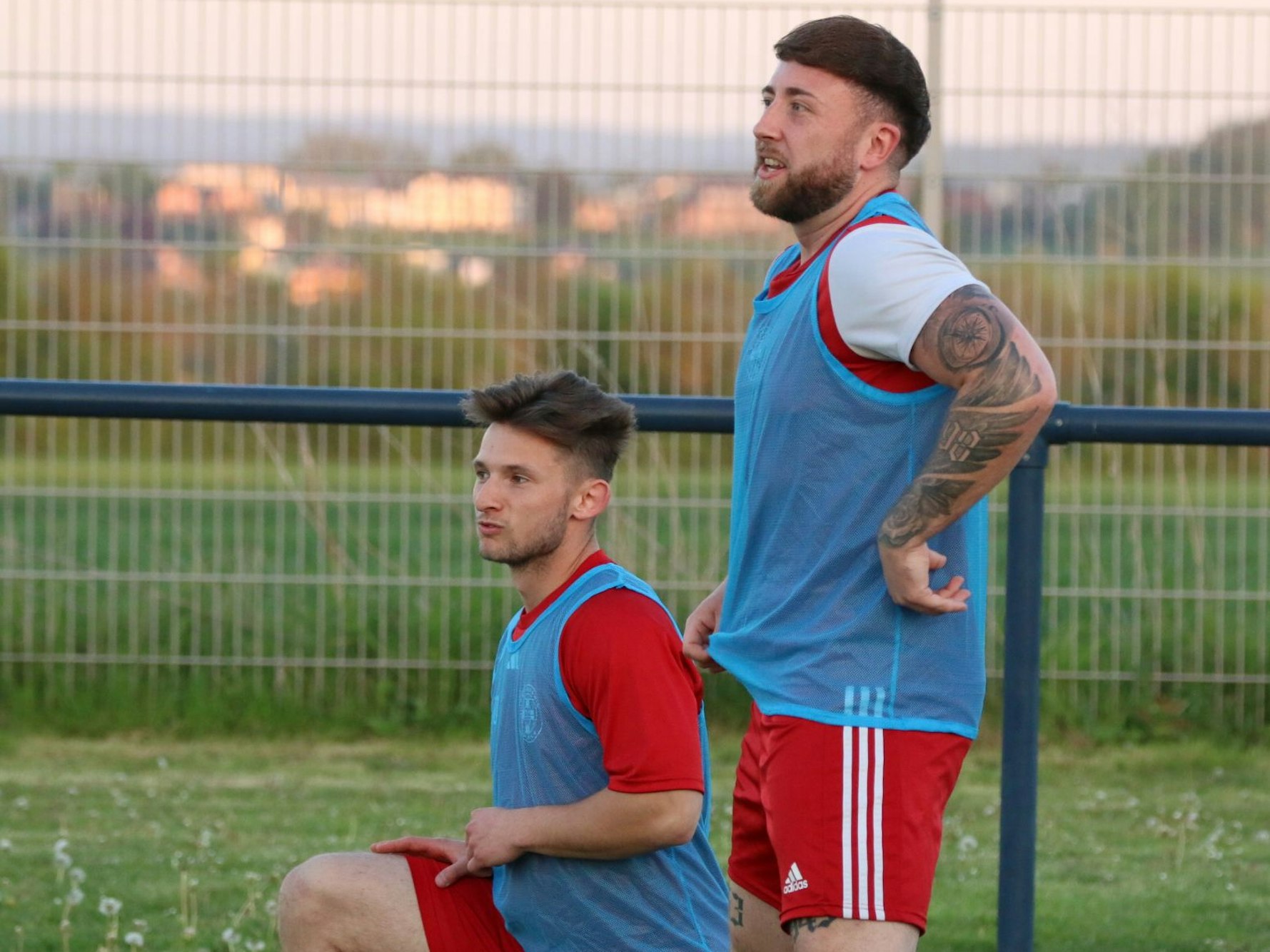 Schauen beim Warmmachen den Kollegen zu: Devin Nickisch, der gerade hockend dehnt, und Nico Berekoven.