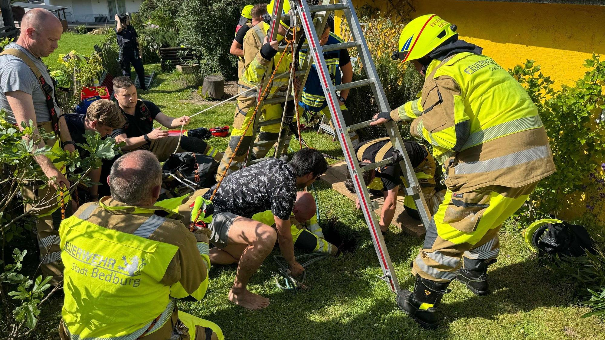 Das Bild zeigt Feuerwehrmänner bei der Rettung eines Kindes.