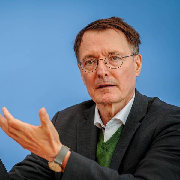 ARCHIV - 30.09.2024, Berlin: Karl Lauterbach (SPD), Bundesminister für Gesundheit, stellt auf einer Pressekonferenz die Vorbereitungen für den Start der elektronischen Patientenakten (ePA) vor. (zu dpa: ««Hochlaufphase» für E-Patientenakten startet») Foto: Kay Nietfeld/dpa +++ dpa-Bildfunk +++