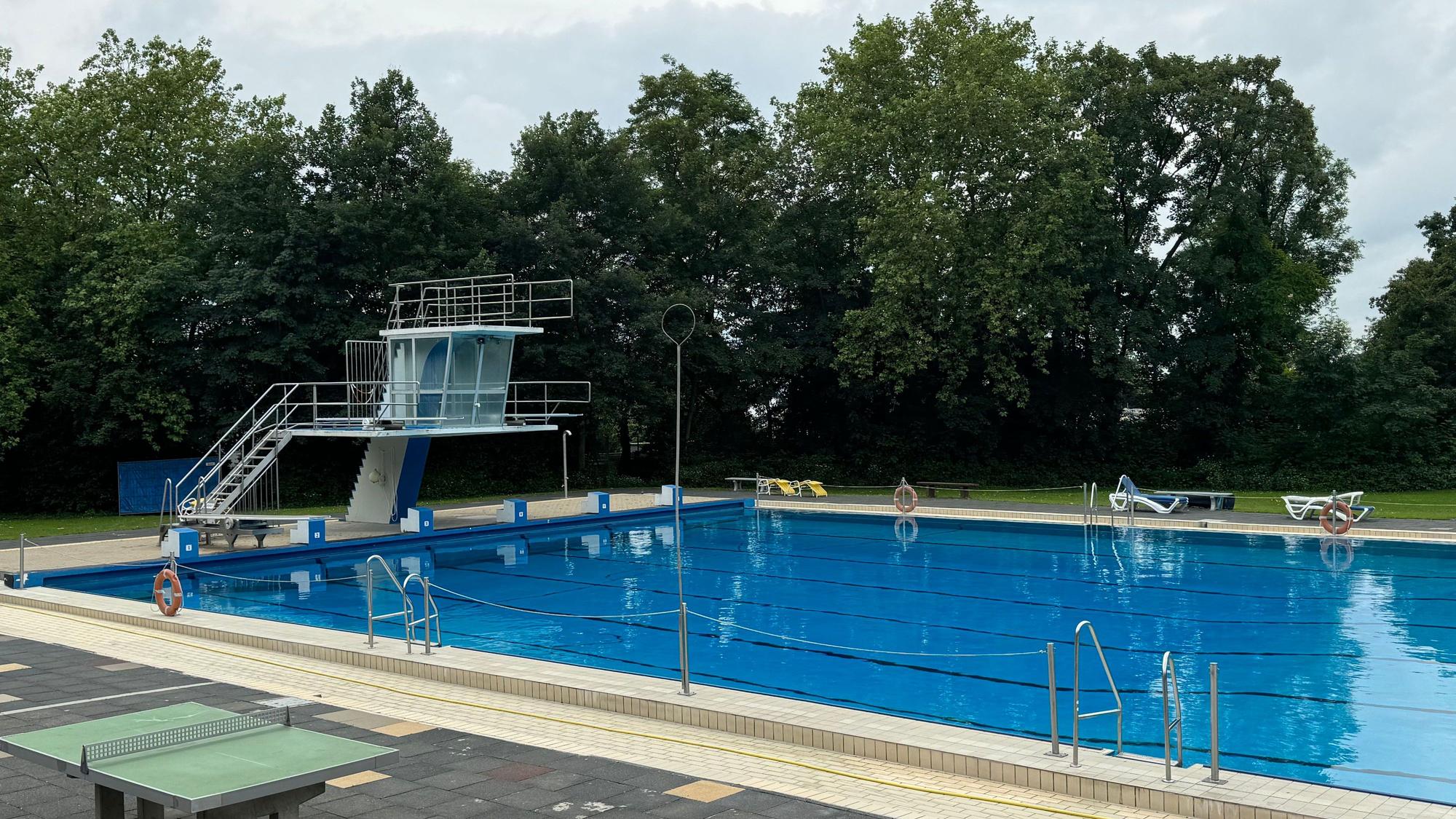Das Foto zeigt ein Freibad mit Sprungbrett.