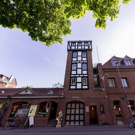 Straßenansicht mit Turm als zentralem Blickfang