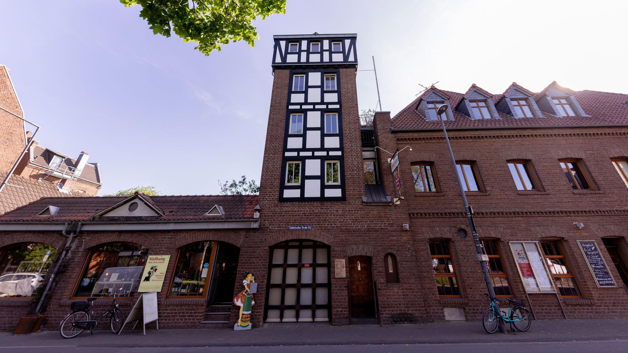 Straßenansicht mit Turm als zentralem Blickfang