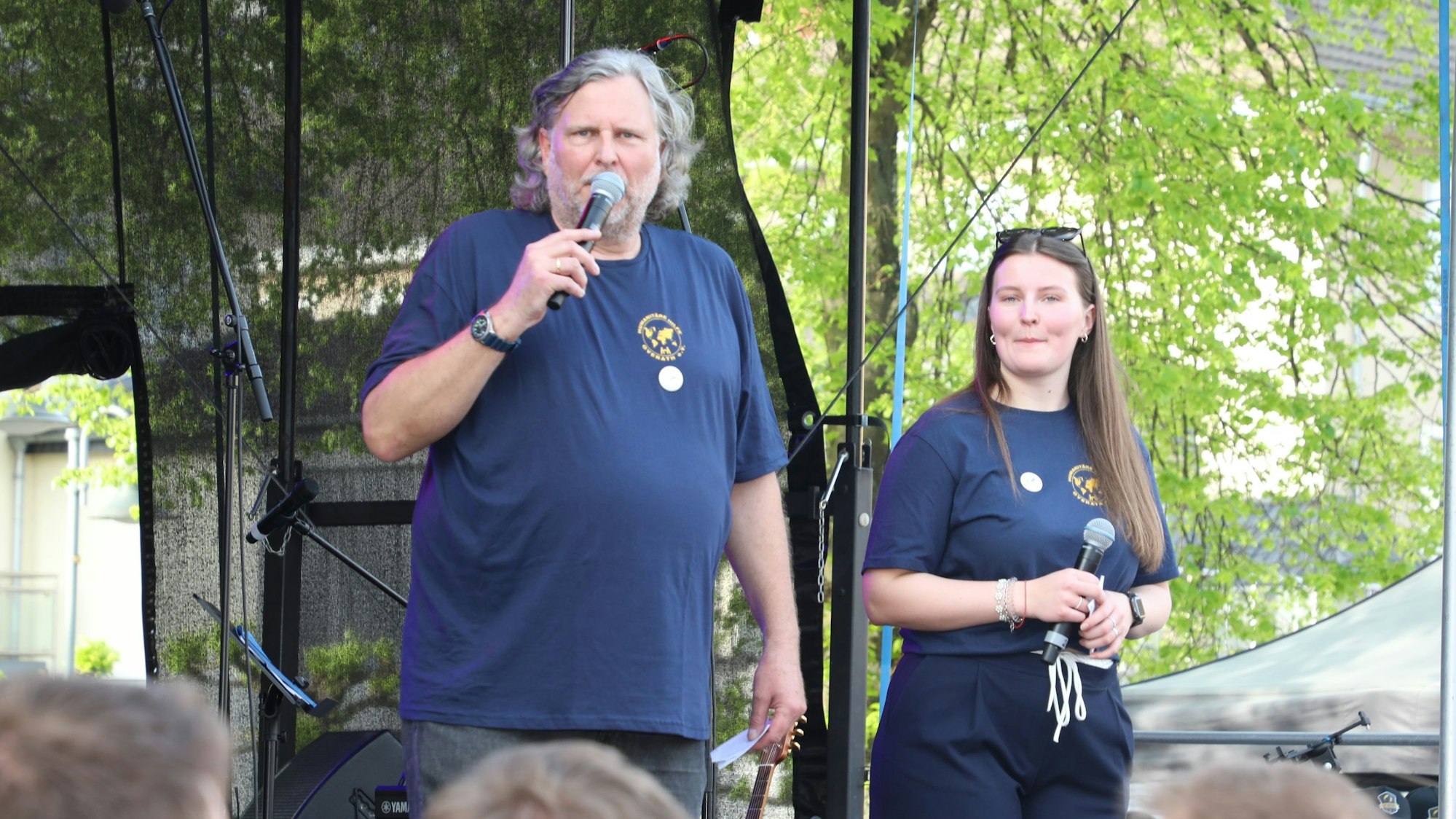 Hansi und Alessa Ley stehen mit Mikrofon auf der Bühne.