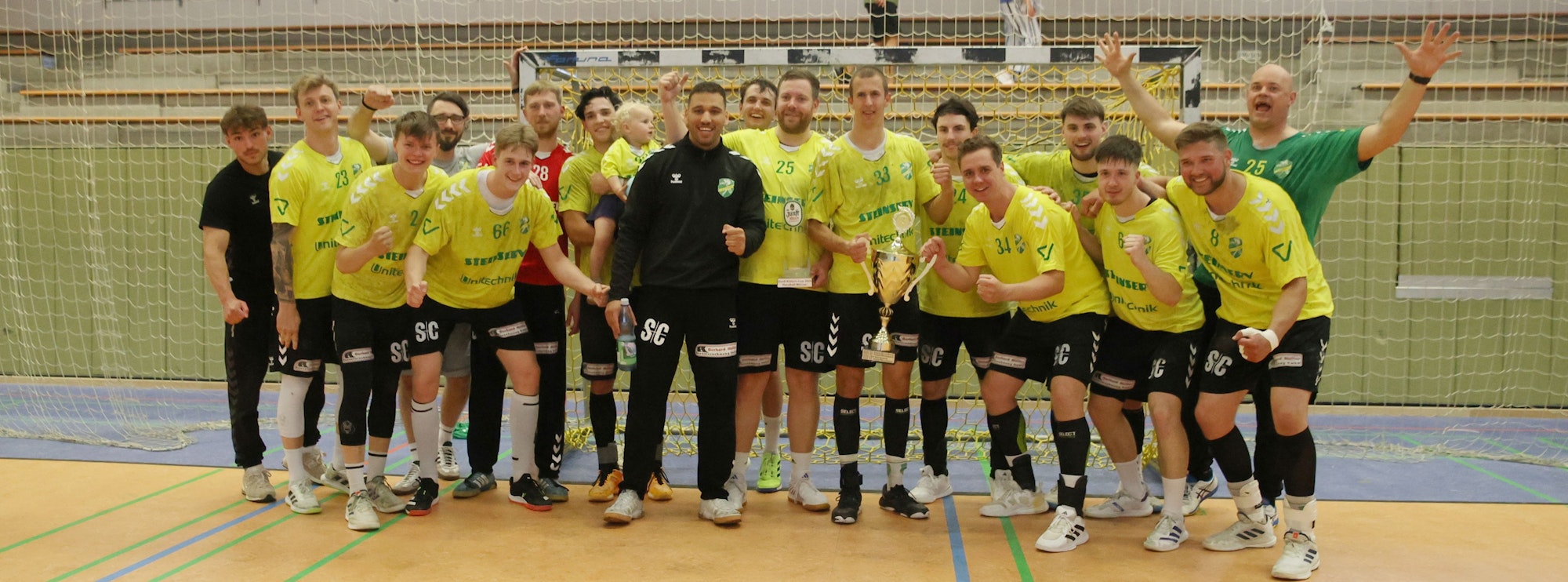 Die Handballer des HC Gelpe/Strombach haben sich im Tor versammelt und jubeln.