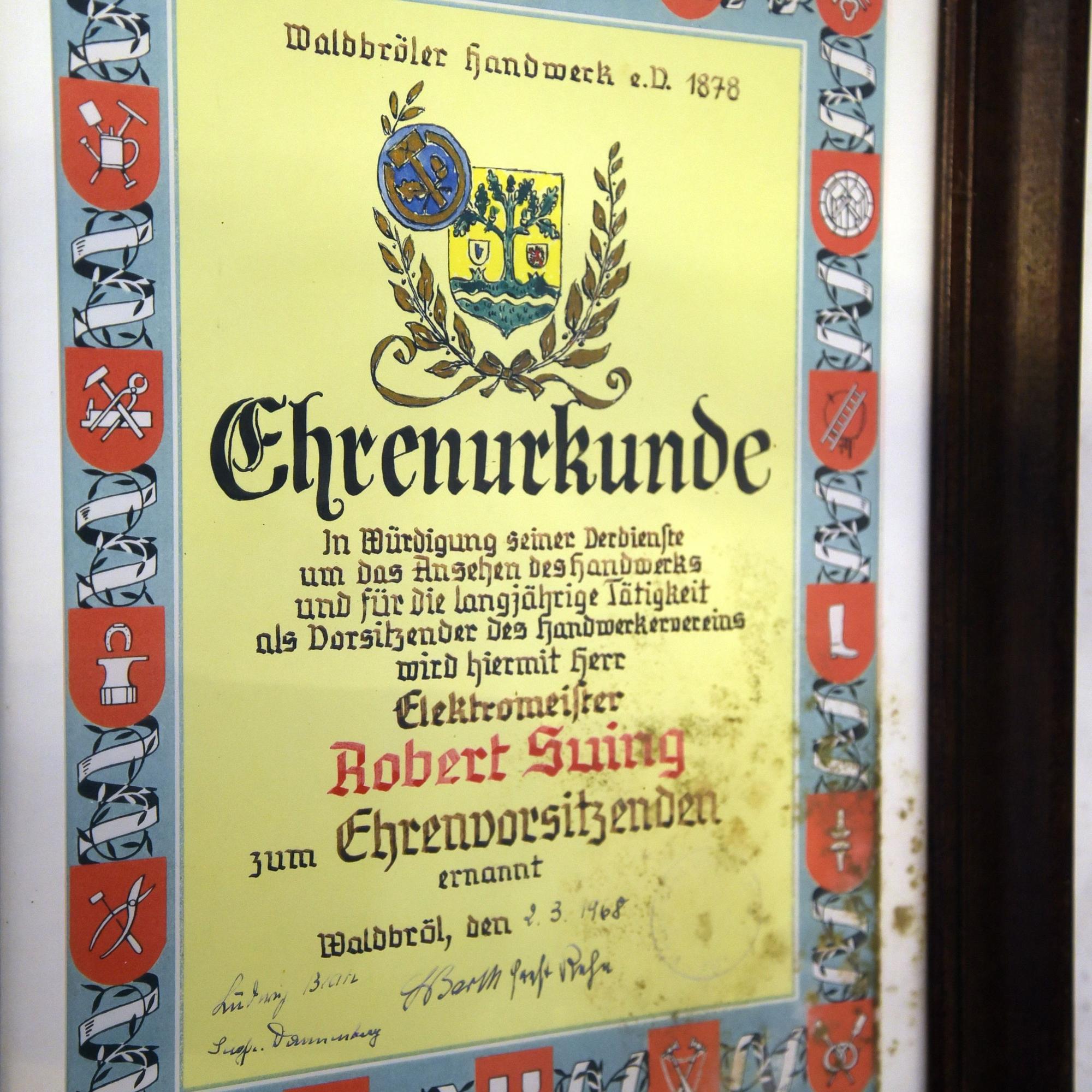 Eine Urkunde.