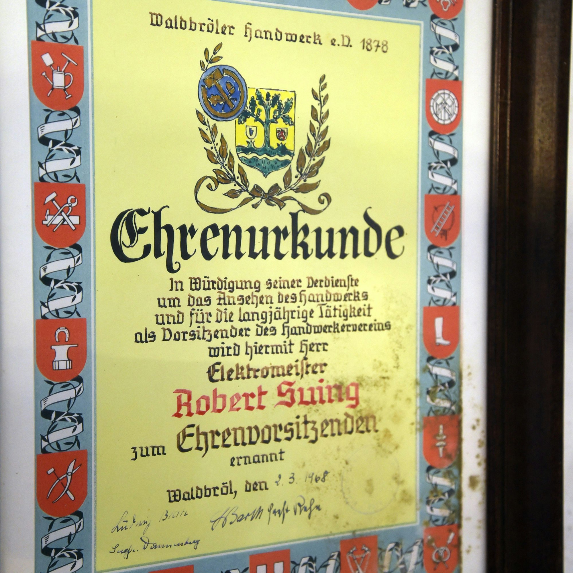 Eine Urkunde.
