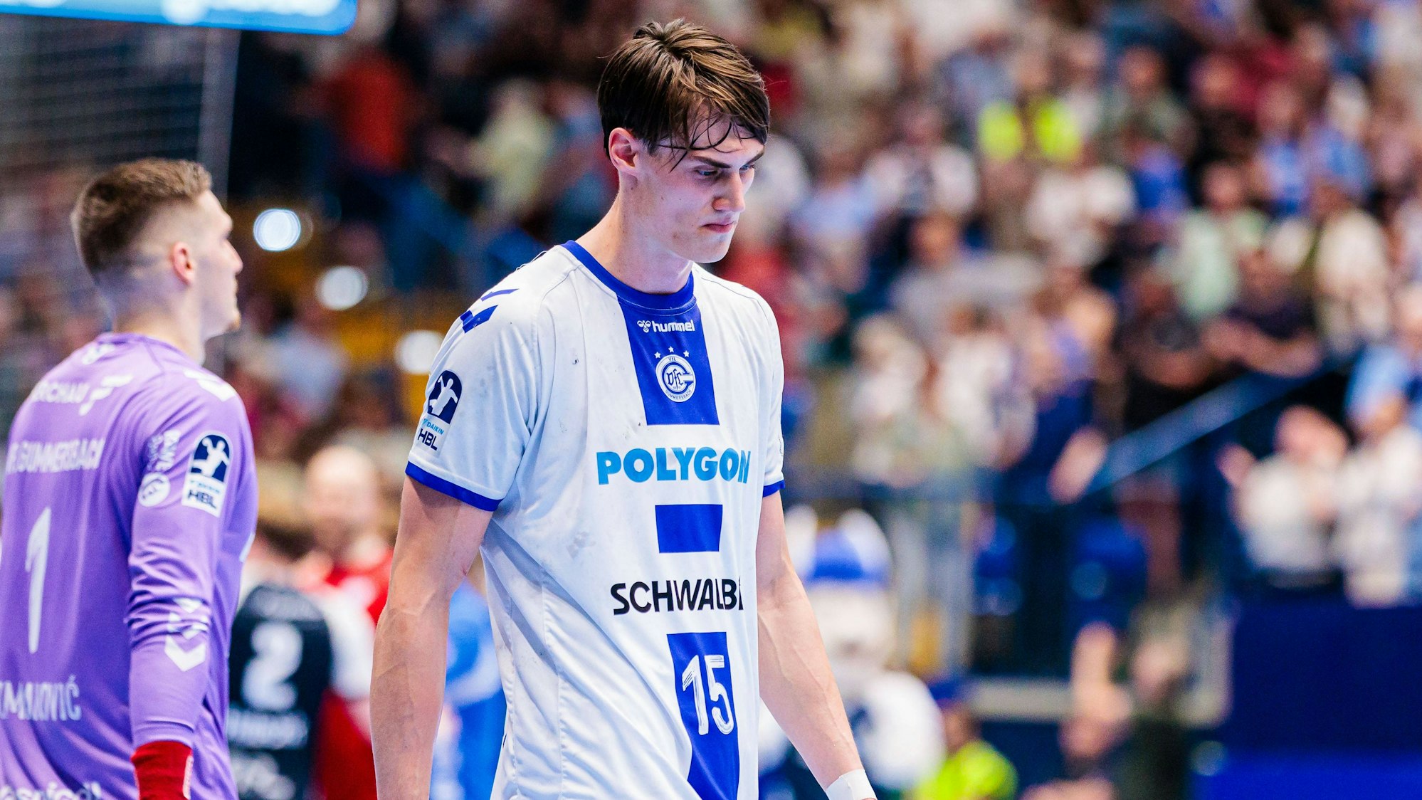 Miro Schluroff geht mit gesenktem Kopf vom Spielfeld.