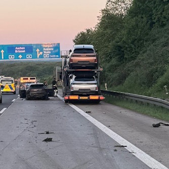 Das Bild zeigt eine gesperrte Autobahn.