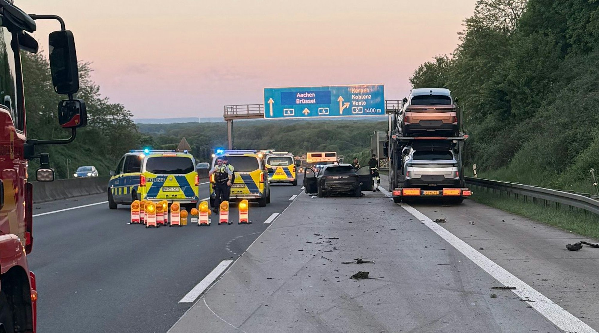Das Bild zeigt eine gesperrte Autobahn.