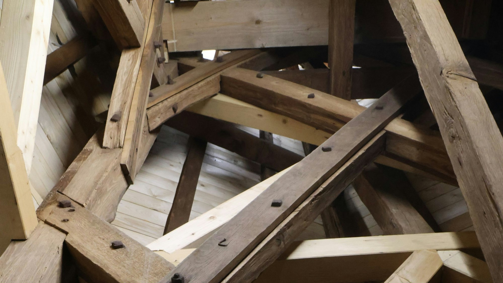 EIn hölzernes Gebälk.