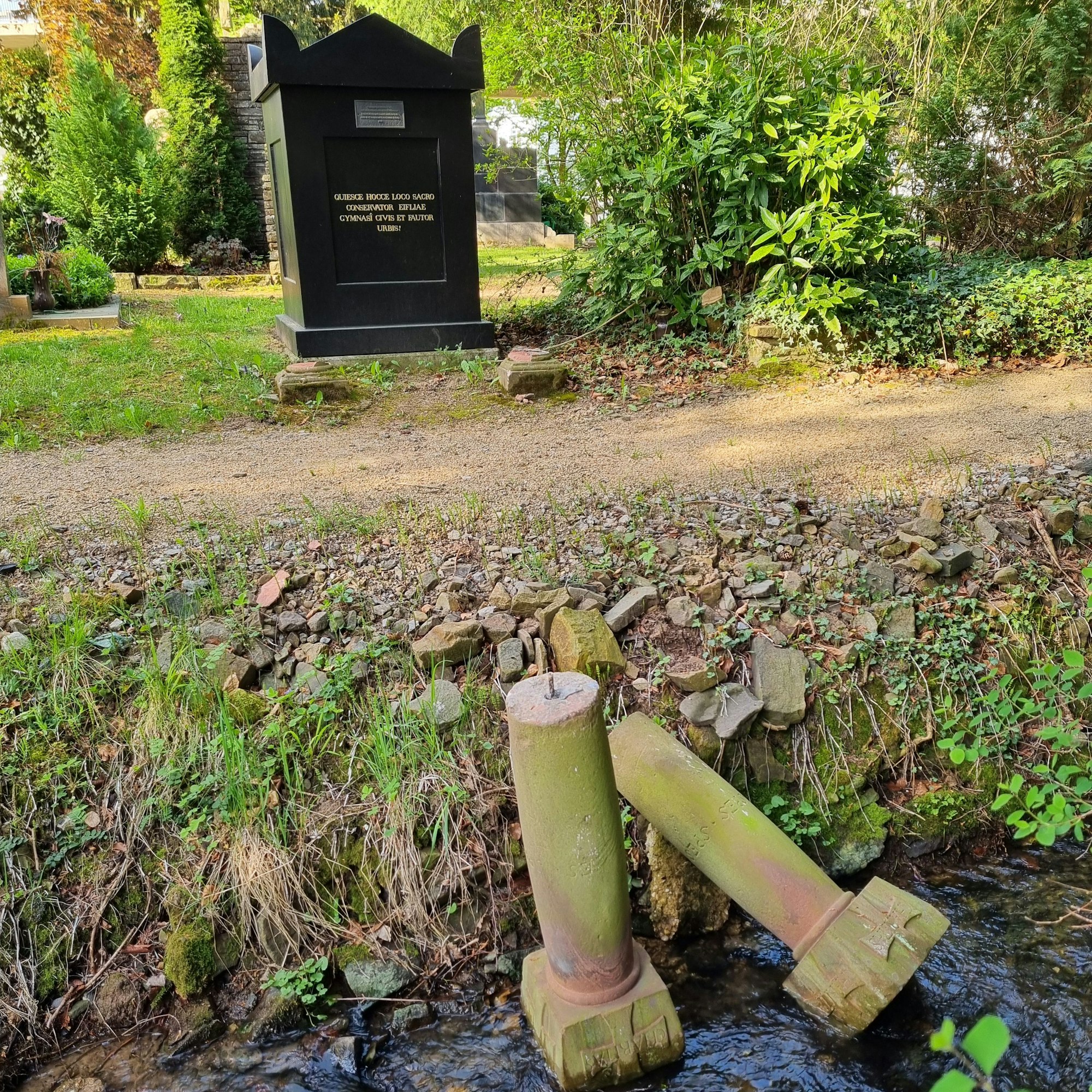 Am Grab des früheren Direktors des St.-Michael-Gymnasiums, Peter Joseph Fey, wurden zwei Steinsäulen, die ursprünglich nicht zum Grab gehörten, abgerissen und in die Erft geworfen.