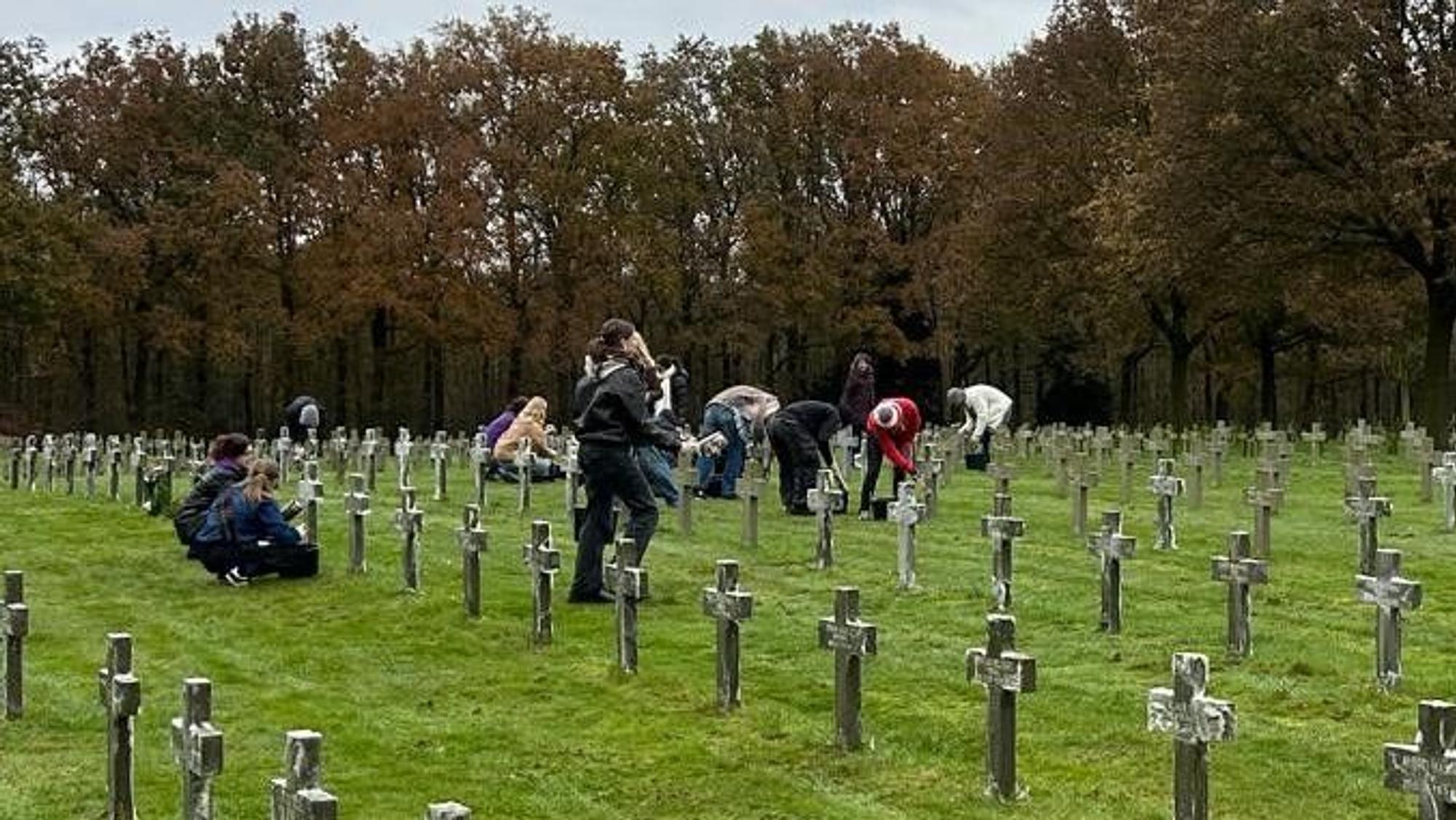 Schülerinnen und Schüler zwischen Kreuzen