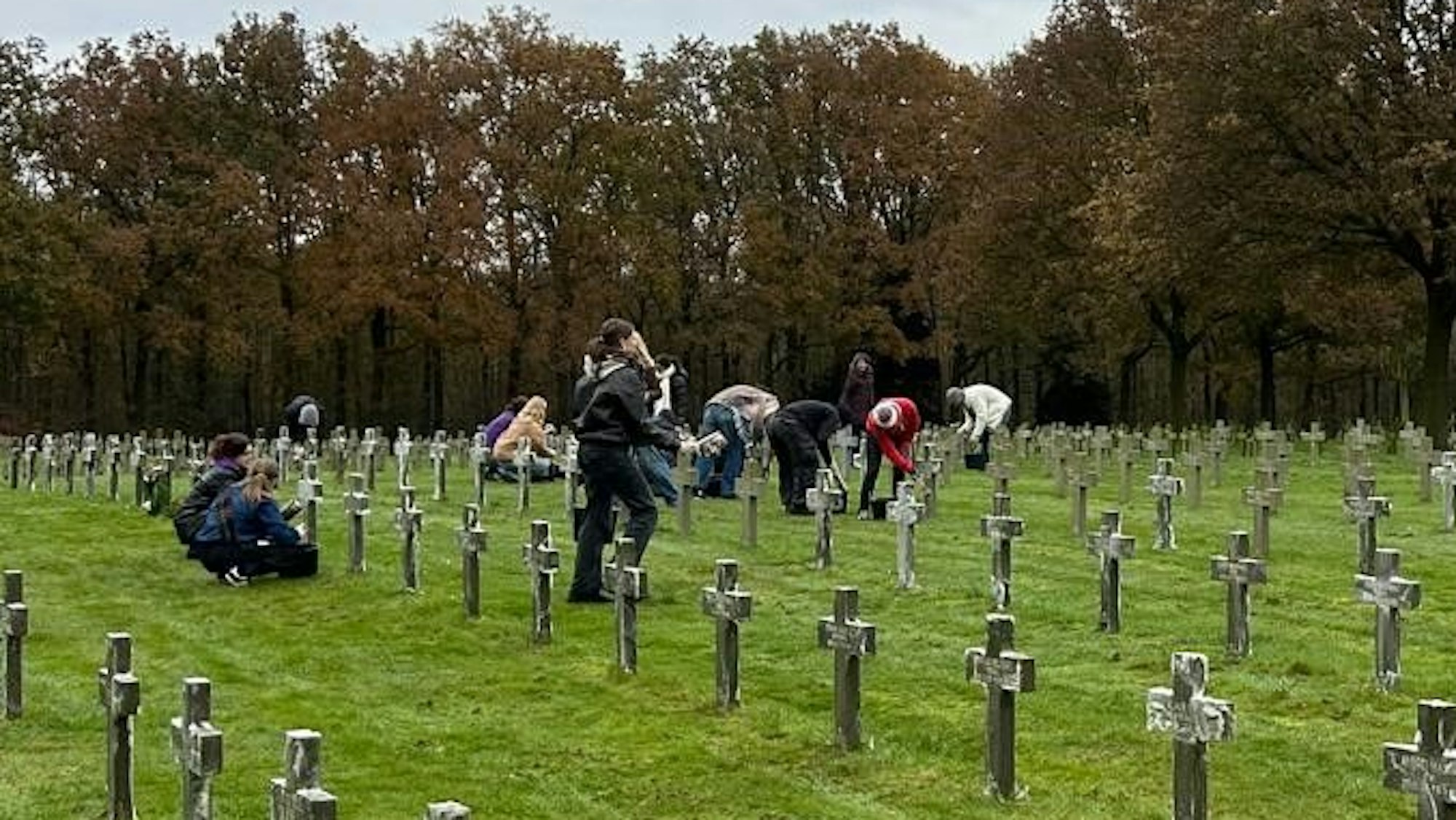 Schülerinnen und Schüler zwischen Kreuzen