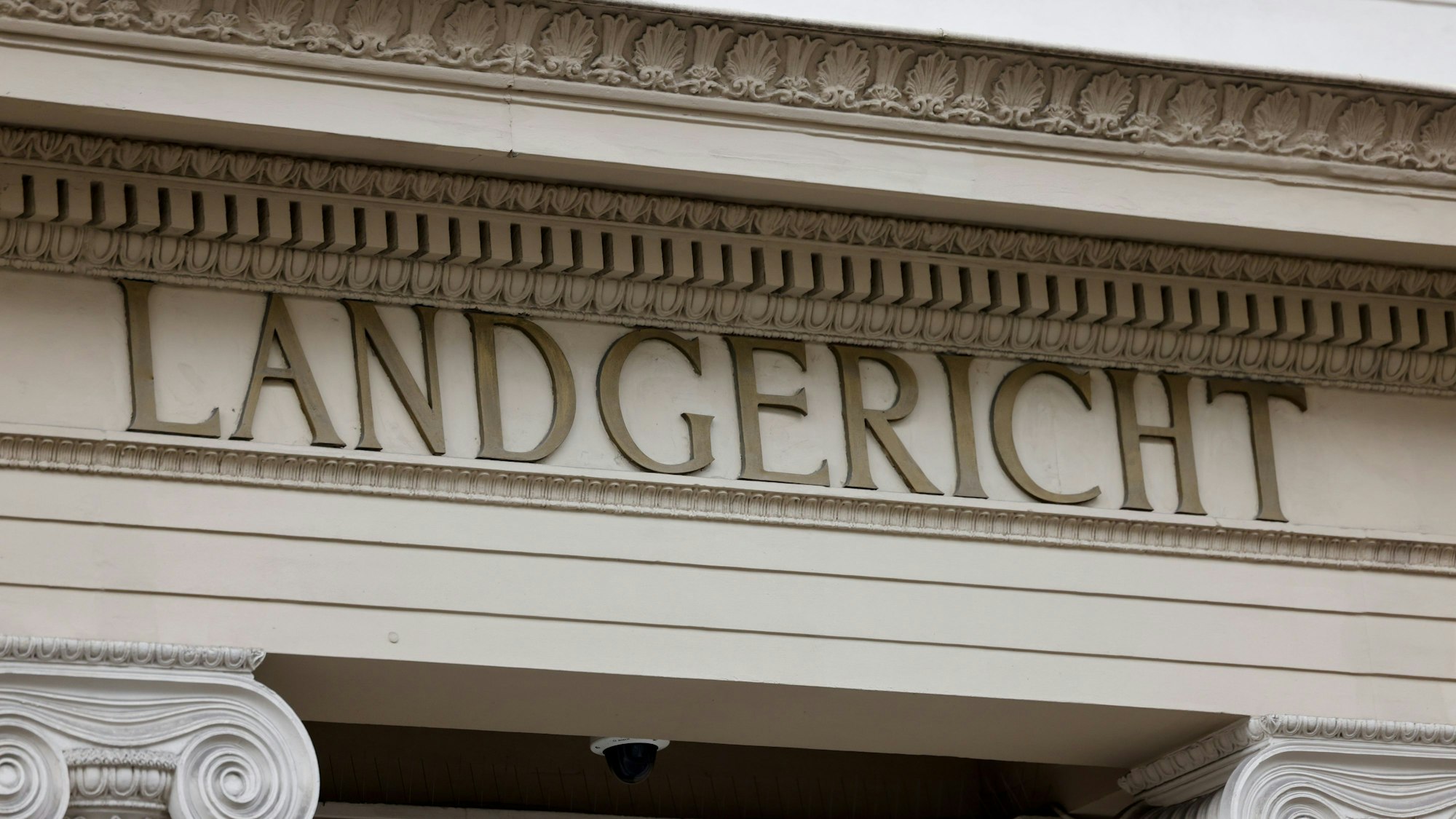 Bonn: Blick auf den Schriftzug „Landgericht“ an der Fassade des Gerichtsgebäudes. (Symbolbild)