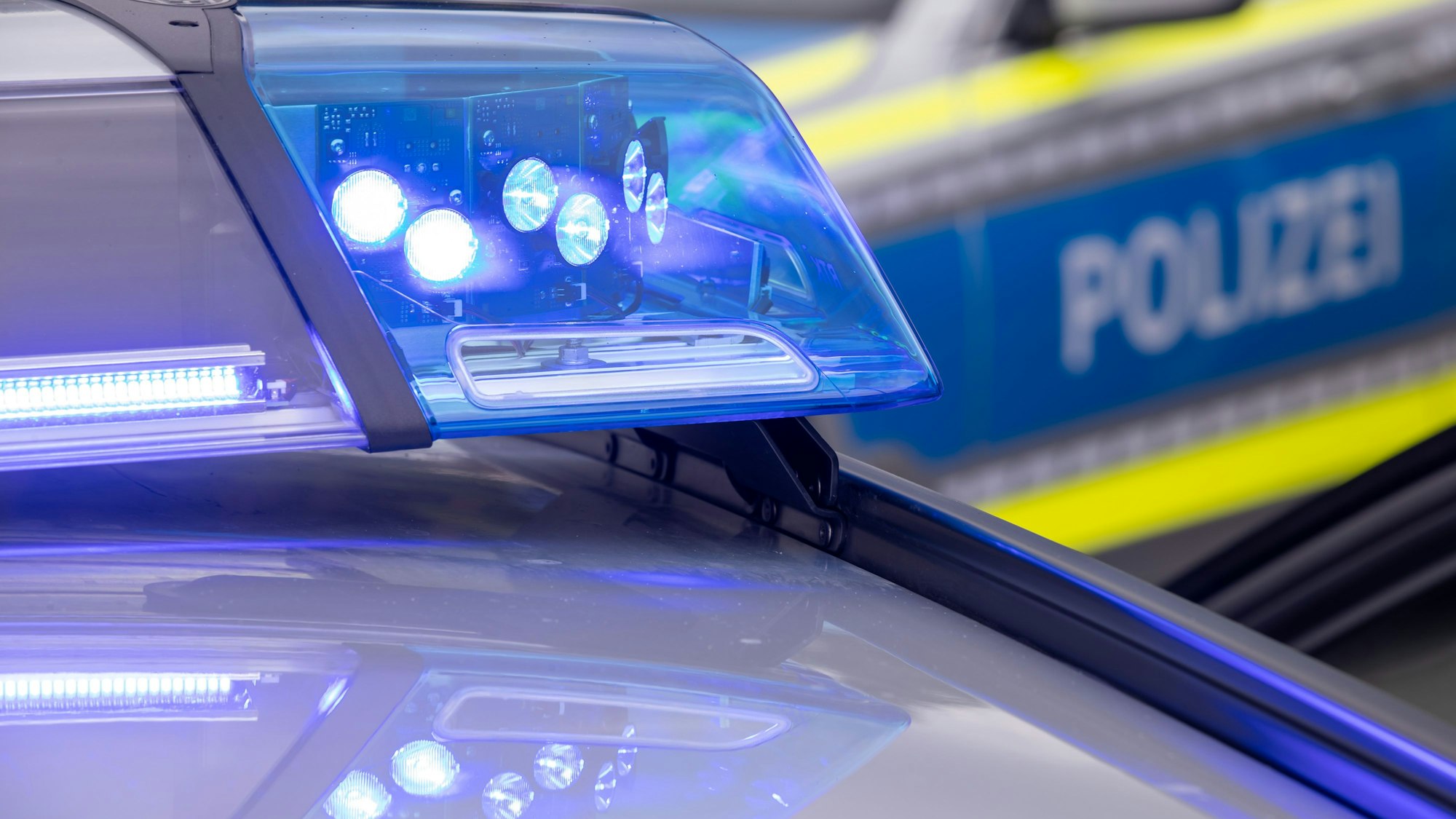 Ein Blaulicht leuchtet auf dem Dach eines Polizeifahrzeugs. (Symbolfoto)