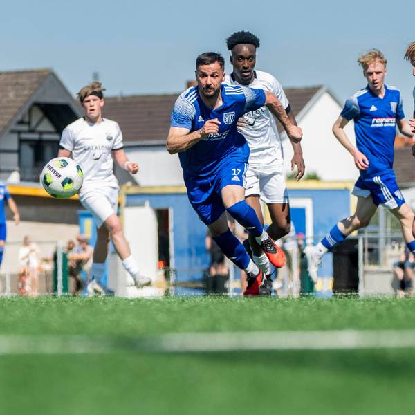 Bessenichs Verteidiger Siggi Kunst (r.) und sein Gegenspieler starten zum Laufduell um den Ball.