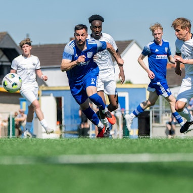 Bessenichs Verteidiger Siggi Kunst (r.) und sein Gegenspieler starten zum Laufduell um den Ball.