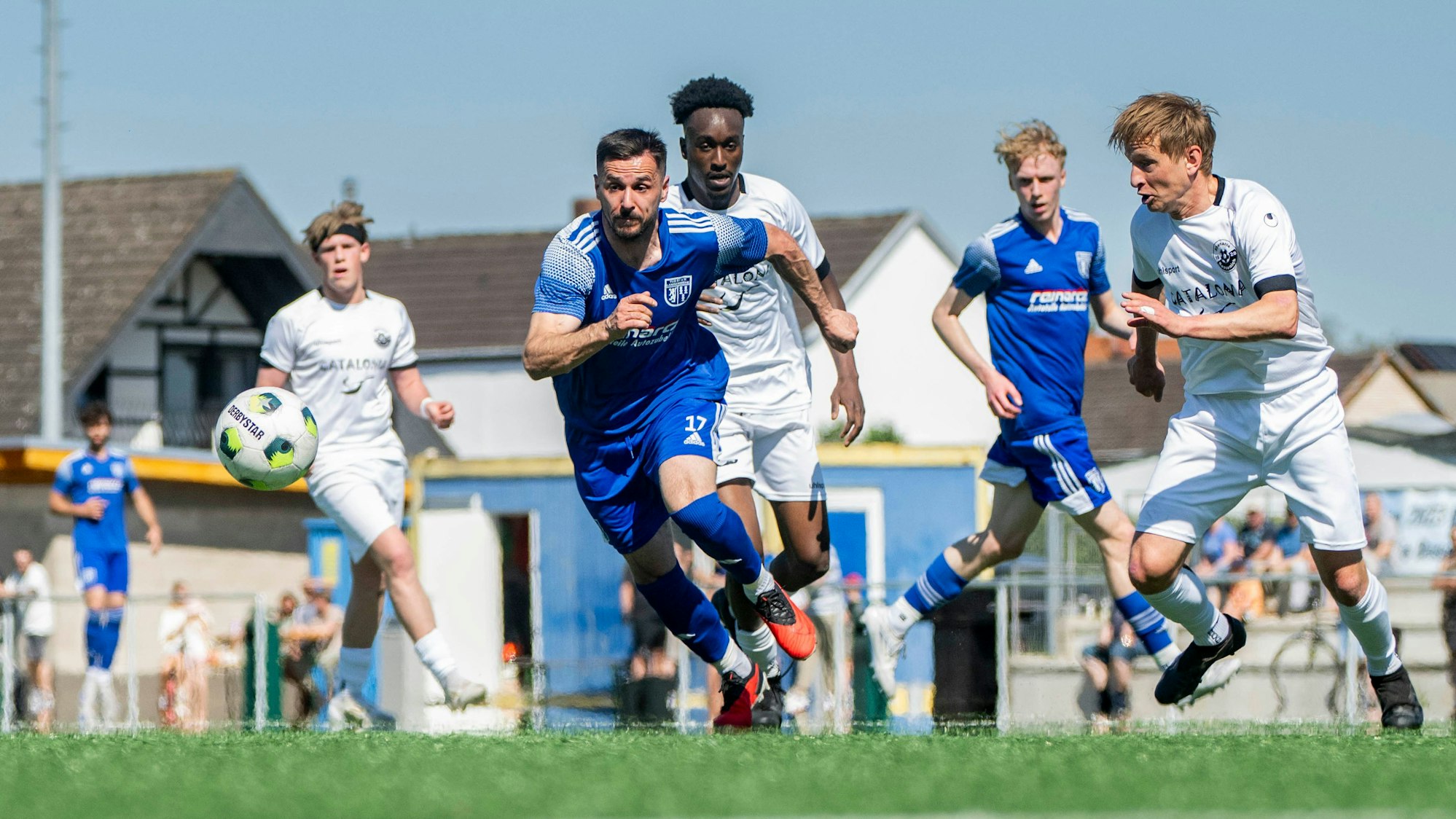 Bessenichs Verteidiger Siggi Kunst (r.) und sein Gegenspieler starten zum Laufduell um den Ball.