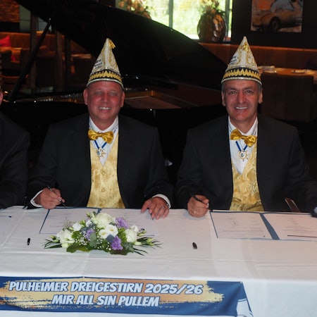 Drei Männer, sie alle tragen Karnevalskappen (Schiffchen).