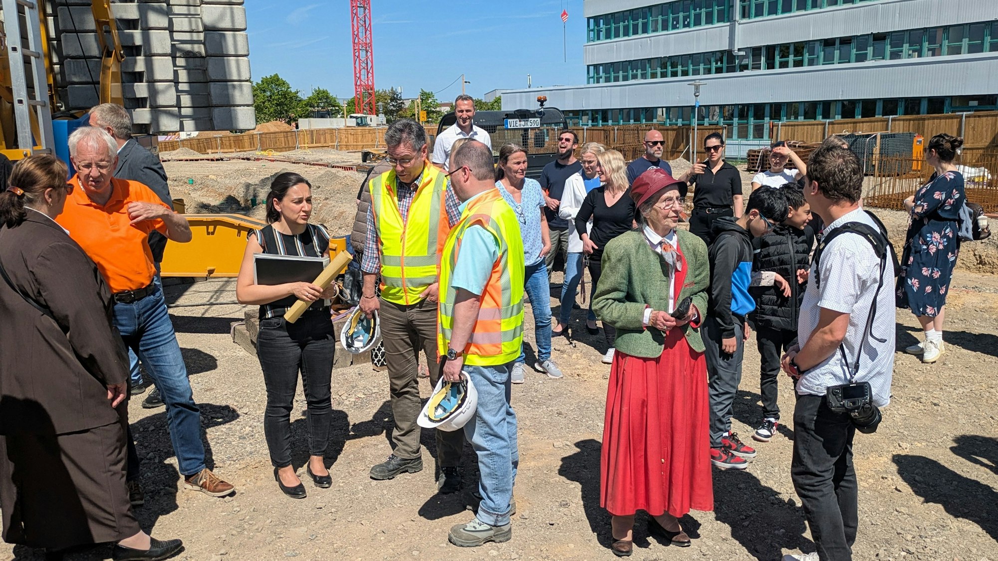 Vertreter von Rat, Verwaltung und der Schulen kamen zur Grundsteinlegung, auch Ehrenbürgerin Erika Meier zu Drewer.