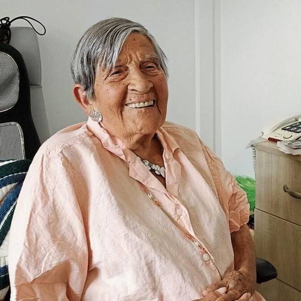 Heute lacht und scherzt sie gerne: Ginette Kolinka. Die Hunderjährige spricht offen über ihre Erfahrungen während des Holocausts und hält damit einen wichtigen Teil der deutschen Geschichte in Erinnerung.