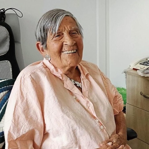 Heute lacht und scherzt sie gerne: Ginette Kolinka. Die Hunderjährige spricht offen über ihre Erfahrungen während des Holocausts und hält damit einen wichtigen Teil der deutschen Geschichte in Erinnerung.