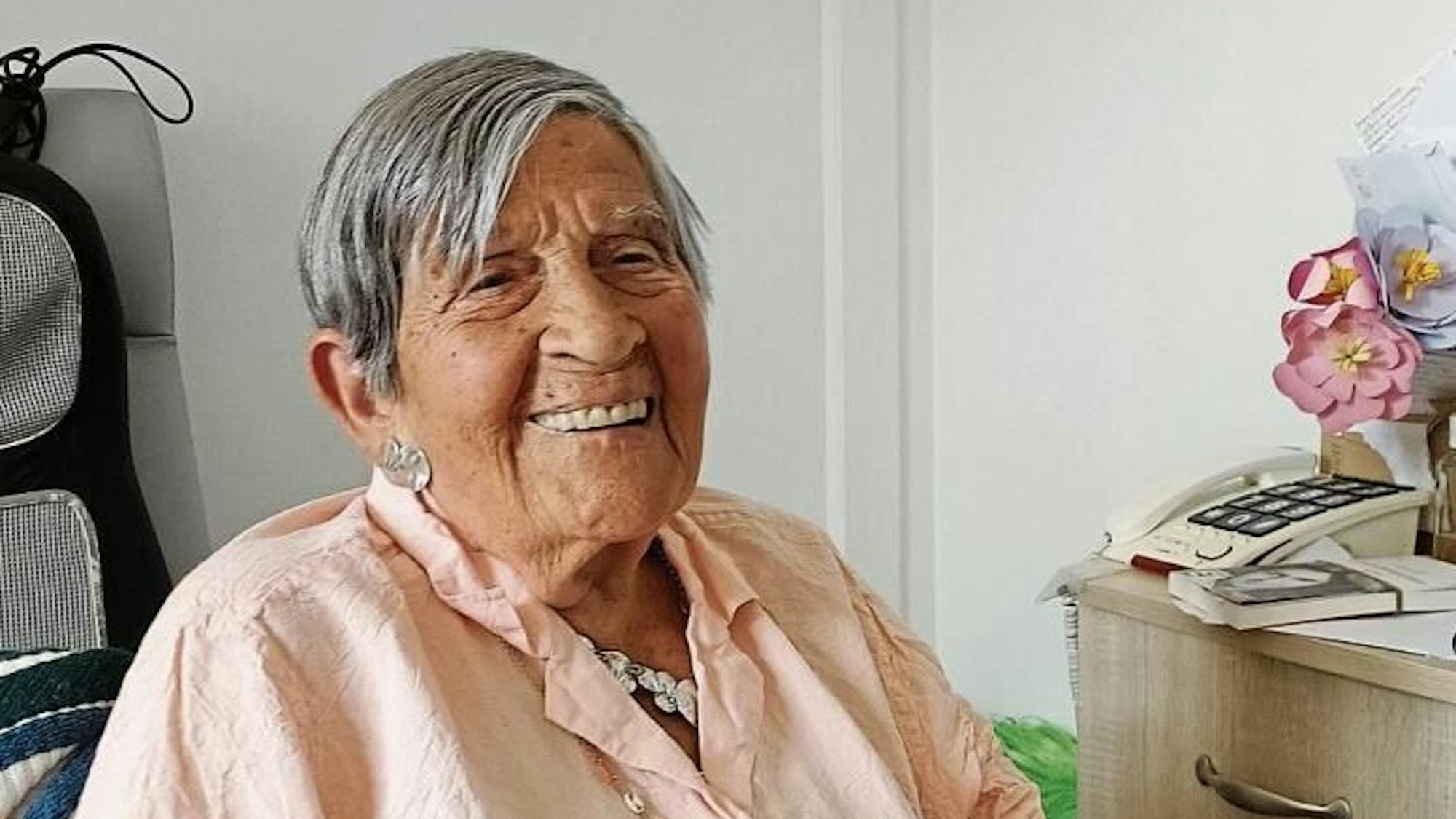 Heute lacht und scherzt sie gerne: Ginette Kolinka. Die Hunderjährige spricht offen über ihre Erfahrungen während des Holocausts und hält damit einen wichtigen Teil der deutschen Geschichte in Erinnerung.