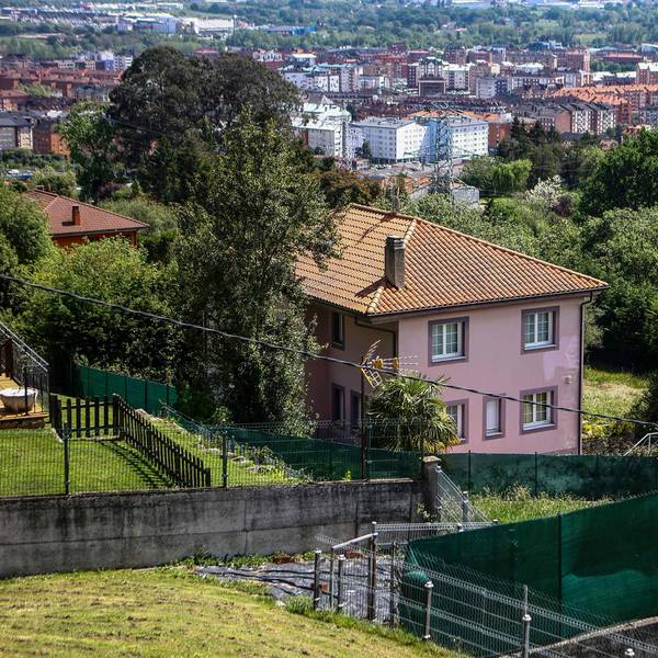 In diesem Haus sollen die Eltern ihre drei Kinder eingesperrt haben.