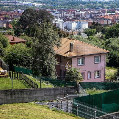 In diesem Haus sollen die Eltern ihre drei Kinder eingesperrt haben.