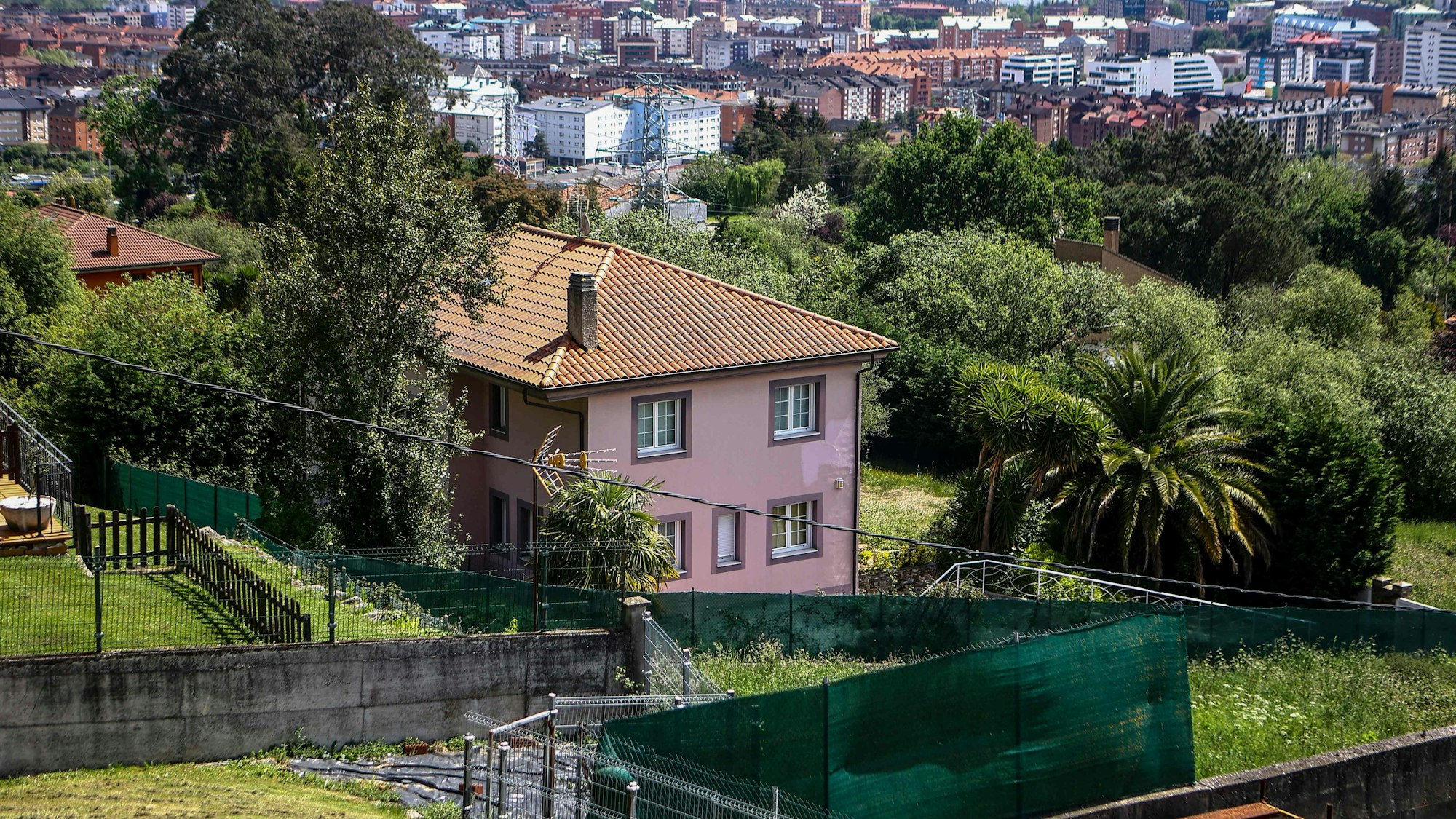 In diesem Haus sollen die Eltern ihre drei Kinder eingesperrt haben.