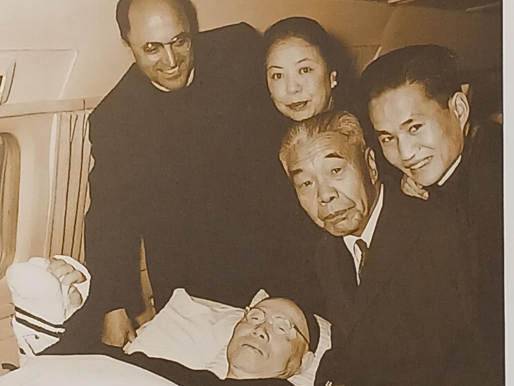 Kardinal Thomas Tien Ken-sin (liegend) mit seinem persönlichen Sekretär Pater Johannes Fleckner (links) nach der Landung in Rom.