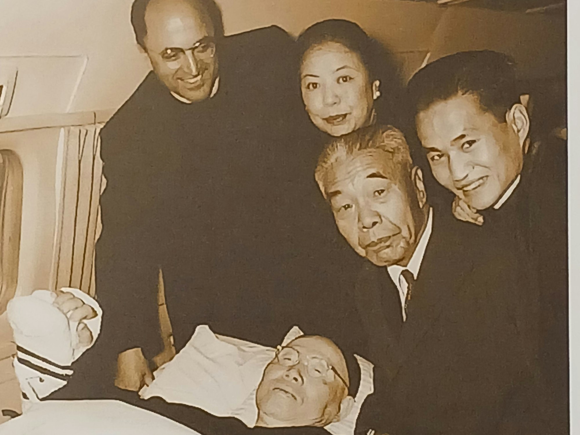 Kardinal Thomas Tien Ken-sin (liegend) mit seinem persönlichen Sekretär Pater Johannes Fleckner (links) nach der Landung in Rom.