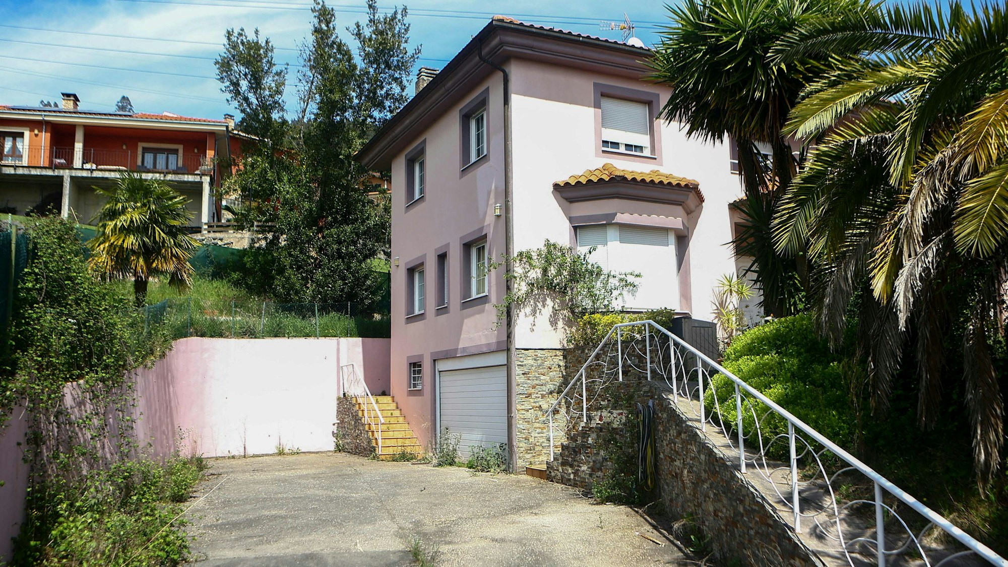 In diesem Haus sollen die Eltern ihre drei Kinder eingesperrt haben.